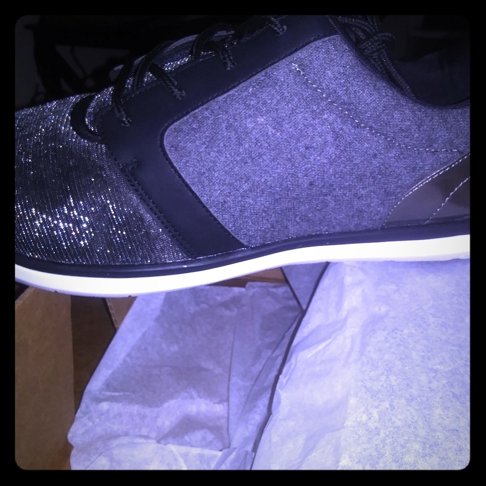 Woman's tennis shoes